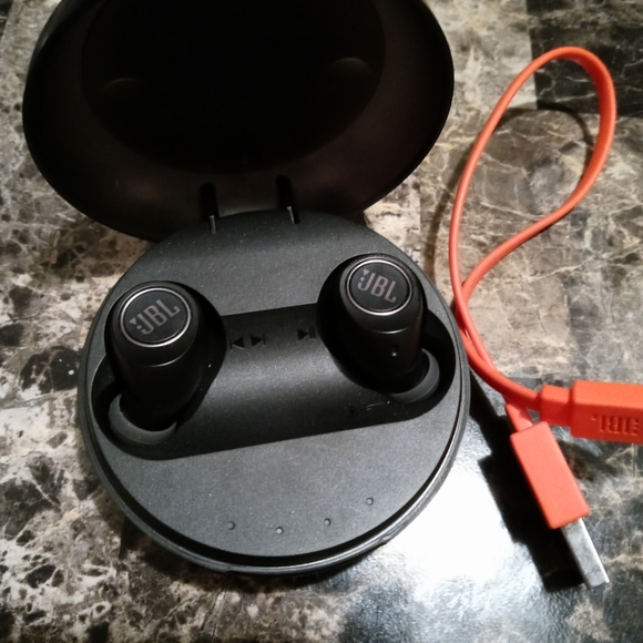 Bluetooth earbuds - Picture 2 of 2